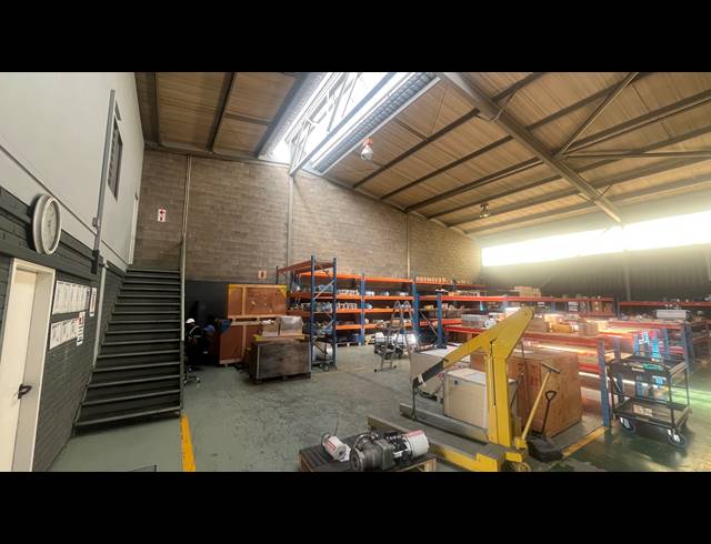 410M² WAREHOUSE TO LET IN SPARTAN